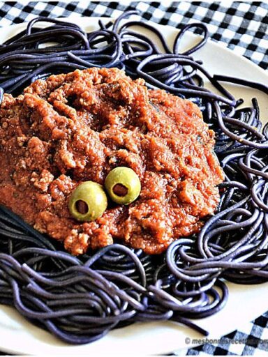 Monstre de spaghetti noirs