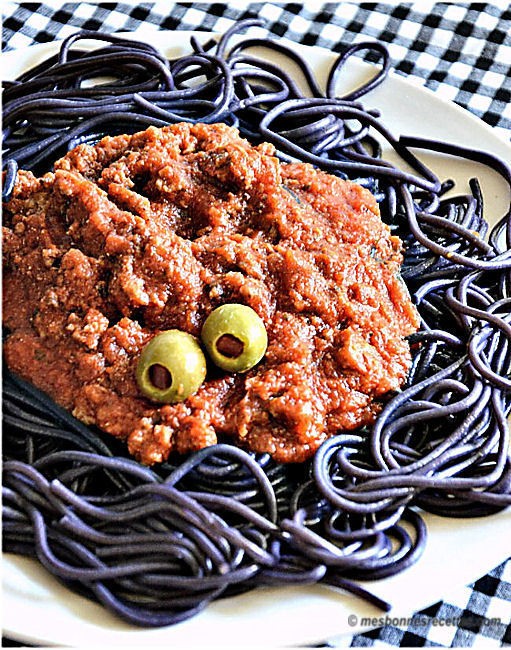 Monstre de spaghetti noirs